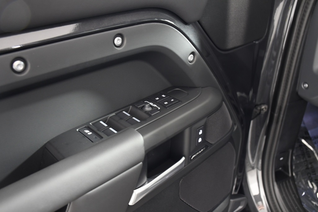 2025 Land Rover Defender 130 S photo 15