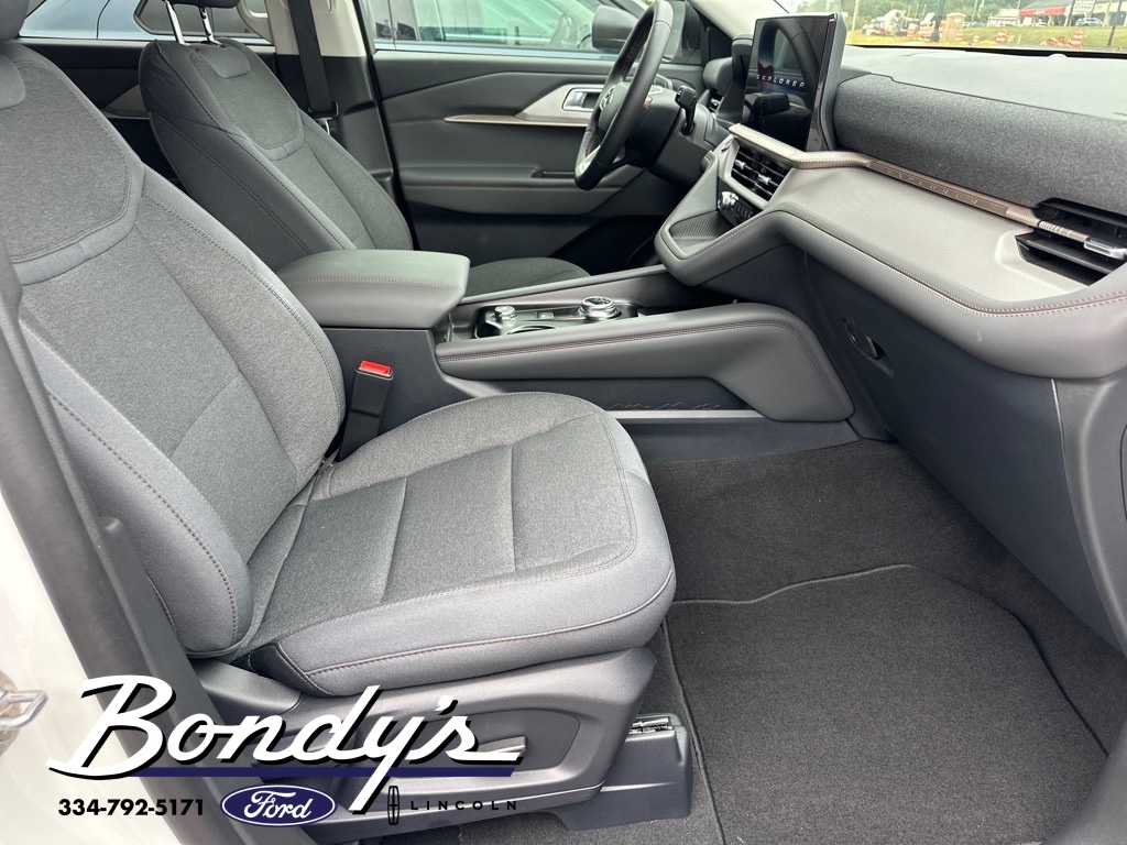 2025 Ford Explorer photo 16