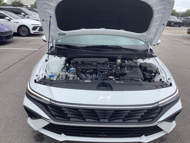 2025 Hyundai Elantra SE photo 13
