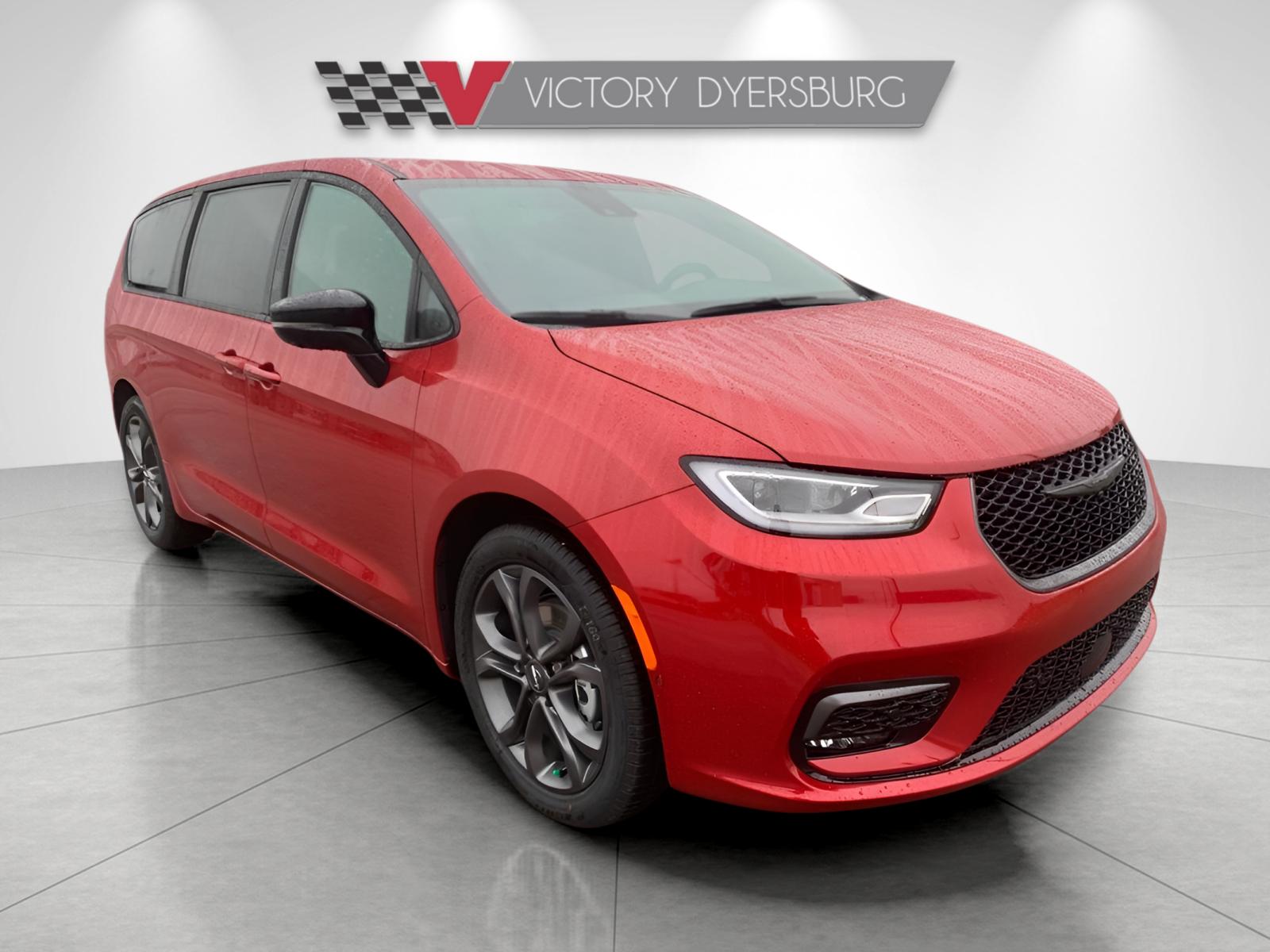 2026 Chrysler Pacifica Select's photo