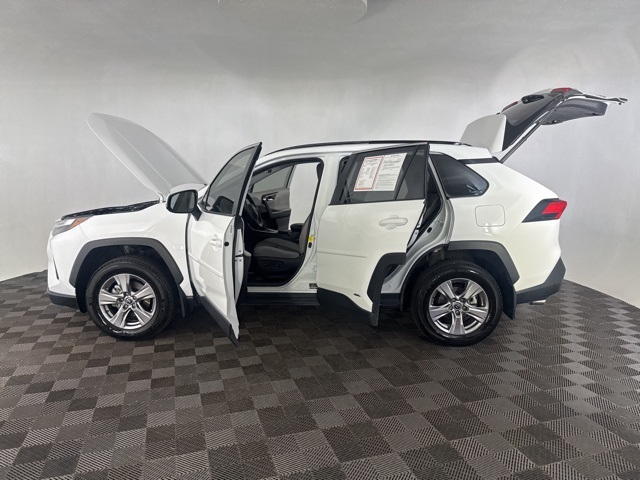 2022 Toyota RAV4 Hybrid XLE photo 17