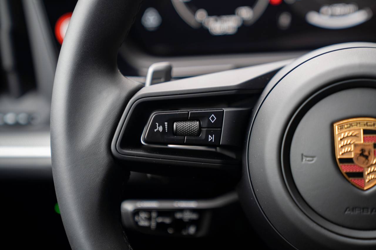 2025 Porsche Cayenne photo 8
