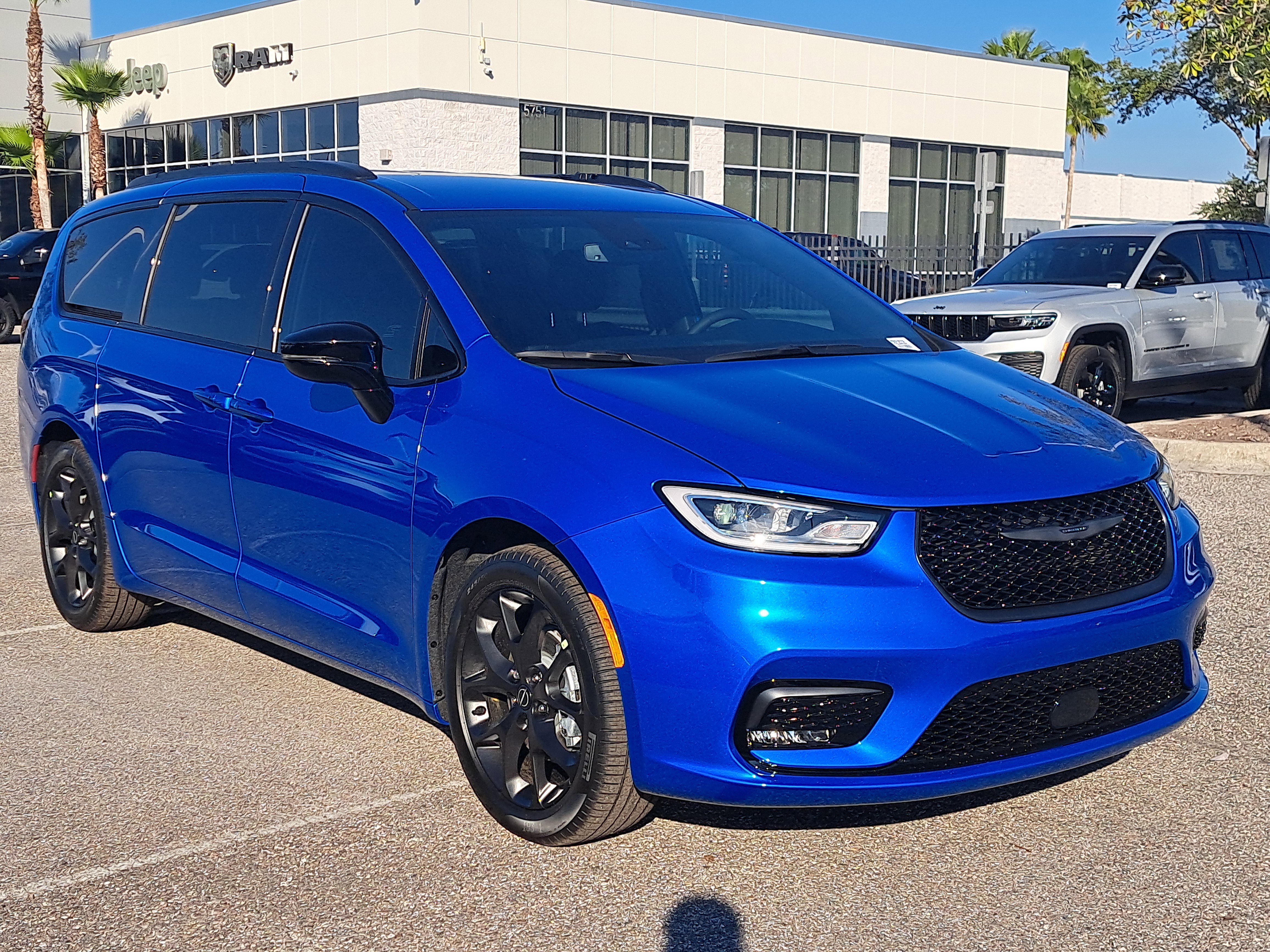 2026 Chrysler Pacifica Select's photo