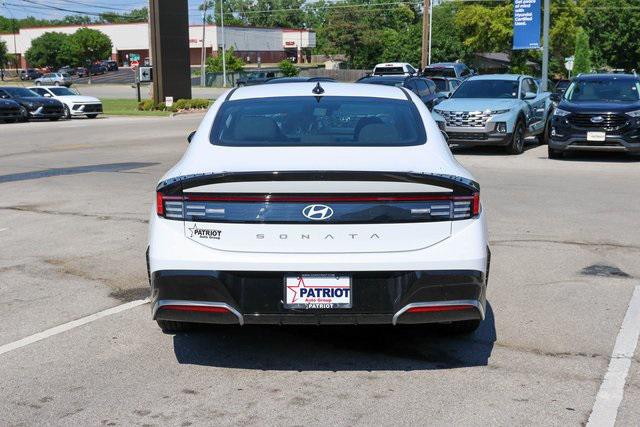 New 2025 White Hyundai SEL image 4