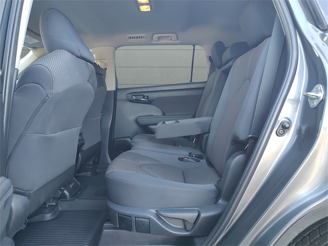 2024 Toyota Highlander LE photo 26