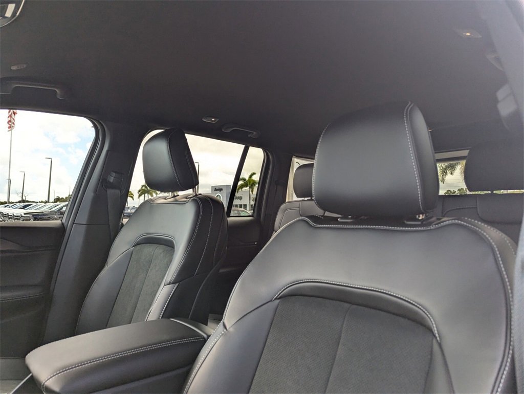 2025 Jeep Grand Cherokee Altitude photo 9