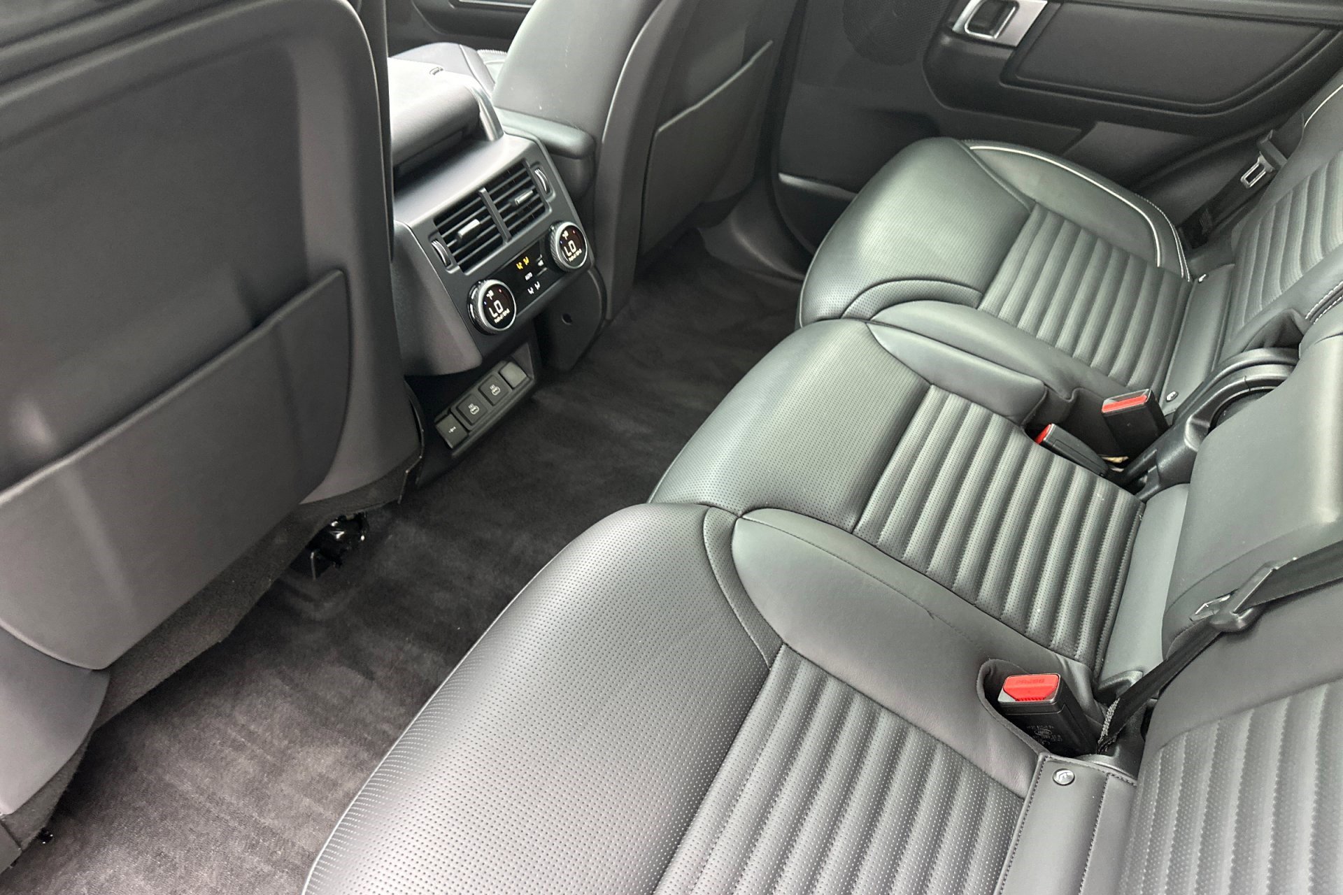 2024 Land Rover Discovery Metropolitan Edition photo 23