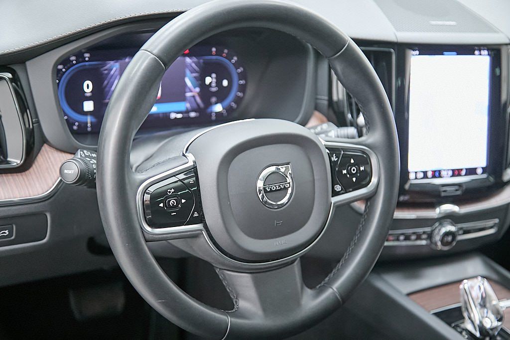 2023 VOLVO XC60 - Image 13