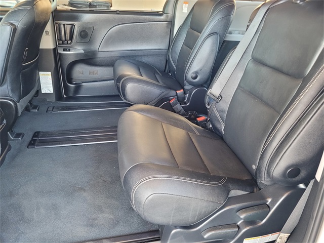 2020 Toyota Sienna SE photo 17