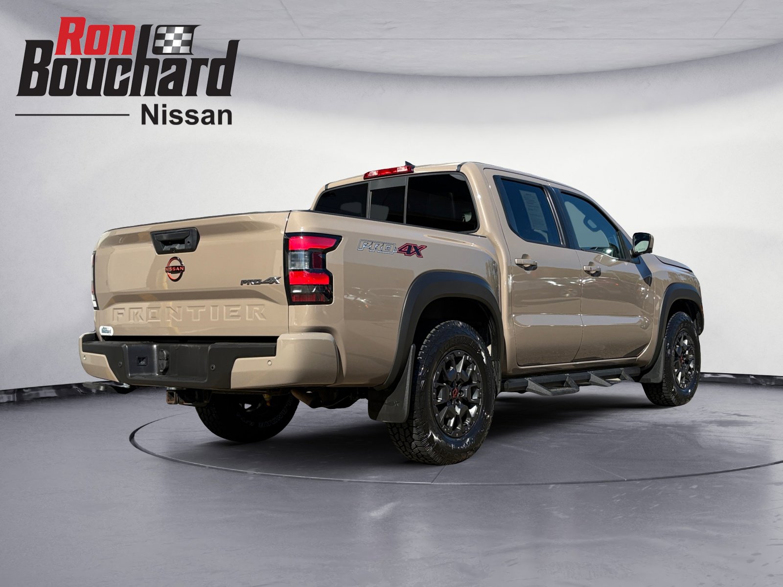 2022 Nissan Frontier PRO-4X photo 2