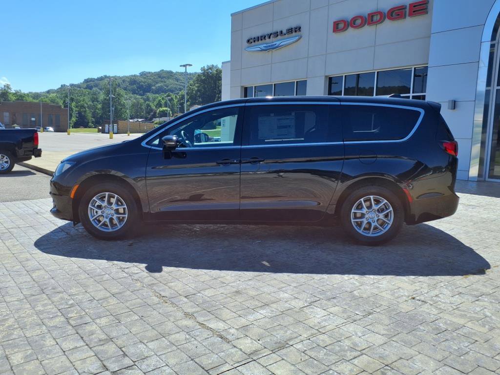 2025 Chrysler Voyager LX photo 9