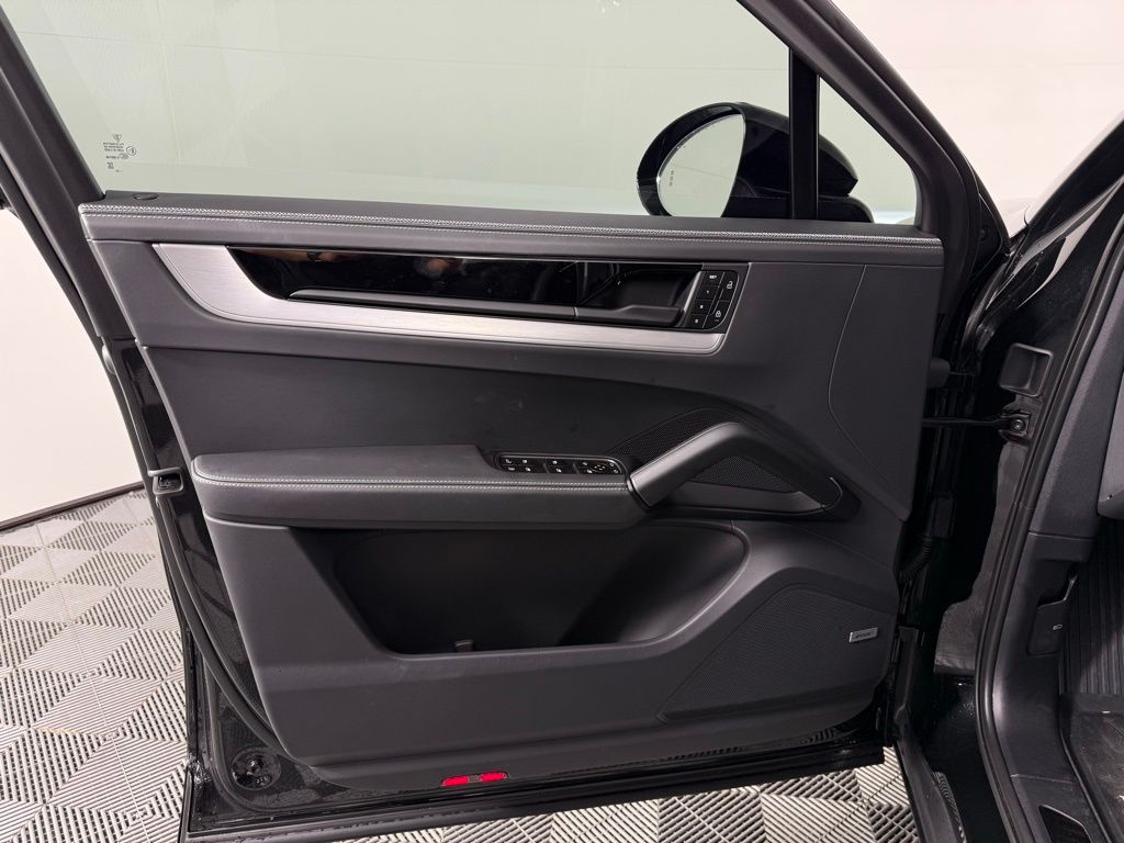 2024 Porsche Cayenne Turbo E-Hybrid Coupe photo 9