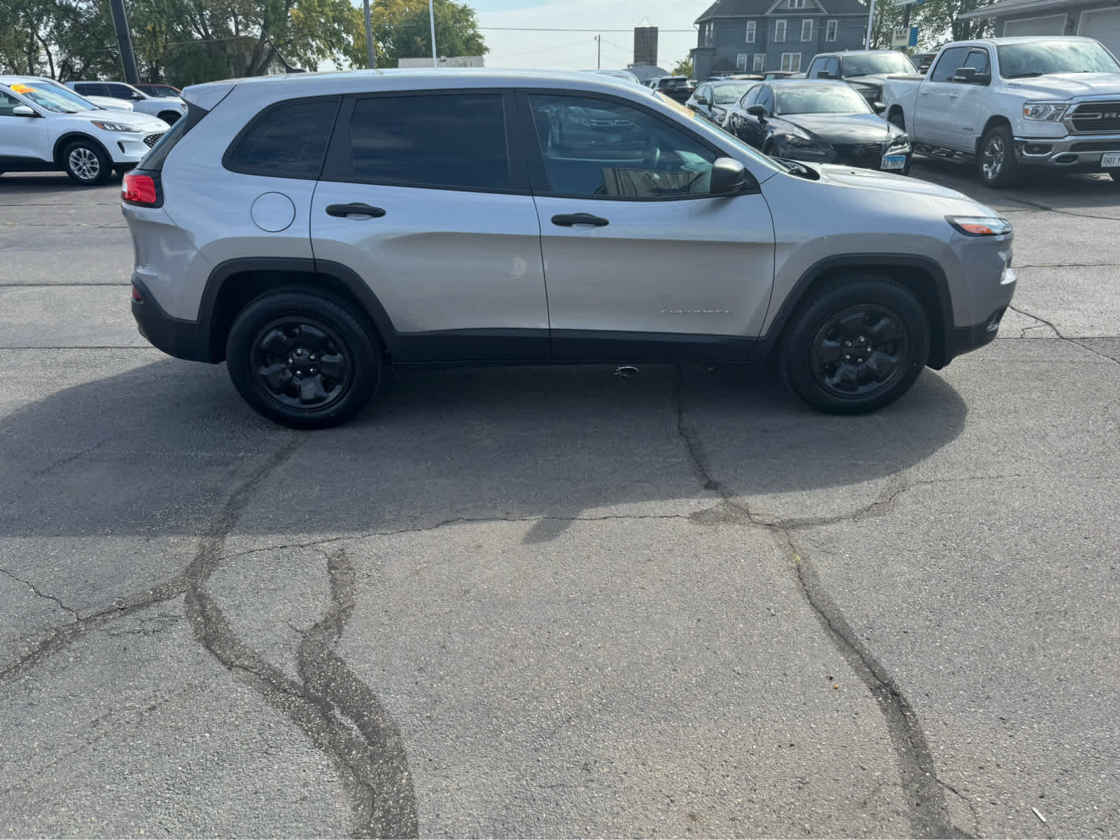 2015 Jeep Cherokee Sport photo 2