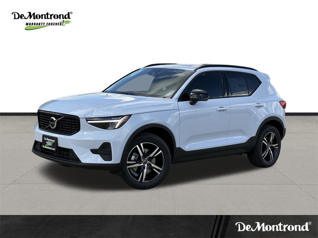 2026 Volvo XC40 Core's photo