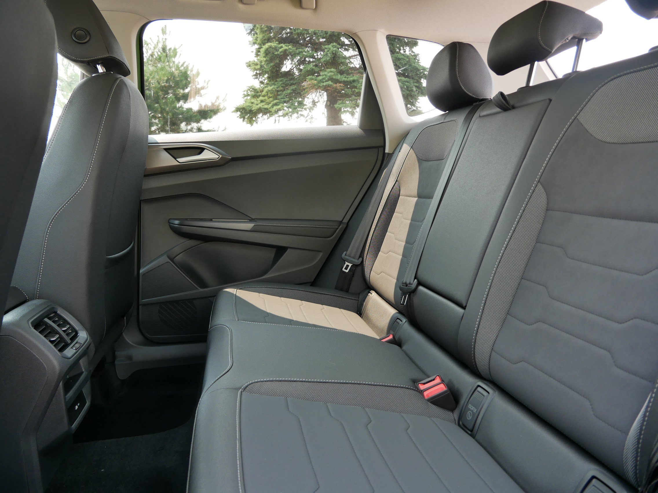 2025 Volkswagen Taos SE photo 4