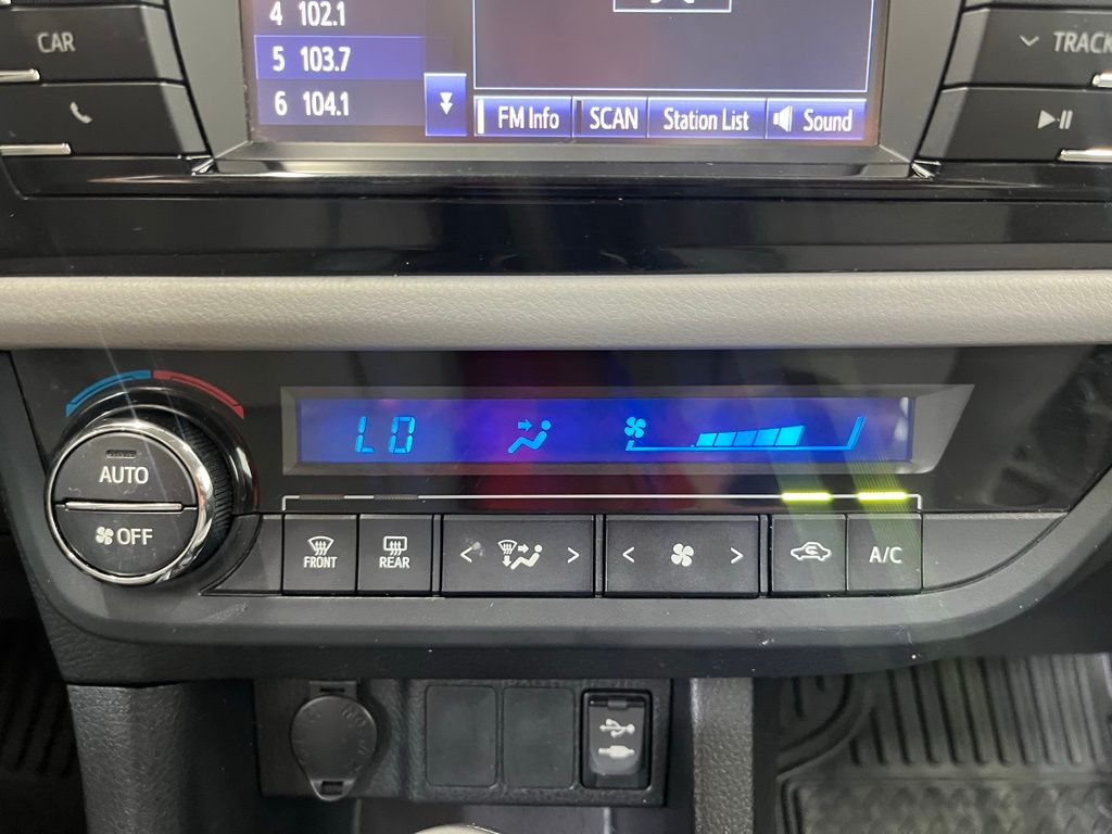 2015 Toyota Corolla LE photo 15