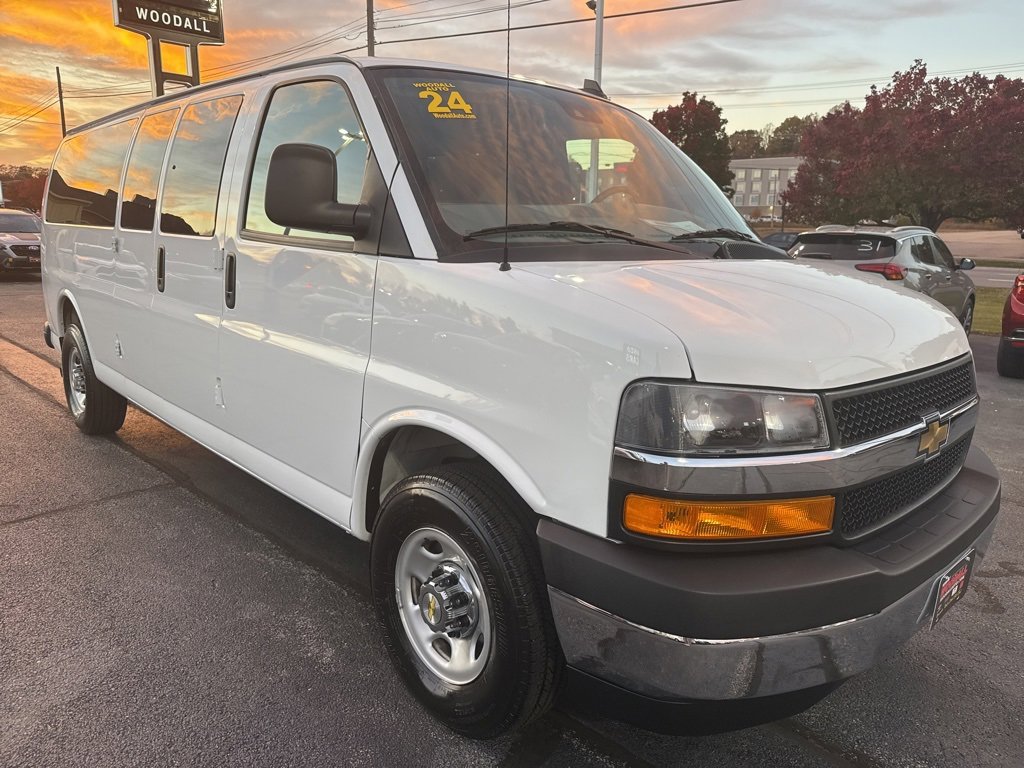 2024 Chevrolet Express Passenger LT's photo