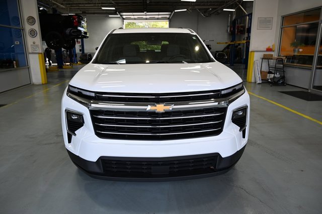 2025 Chevrolet Traverse photo 2