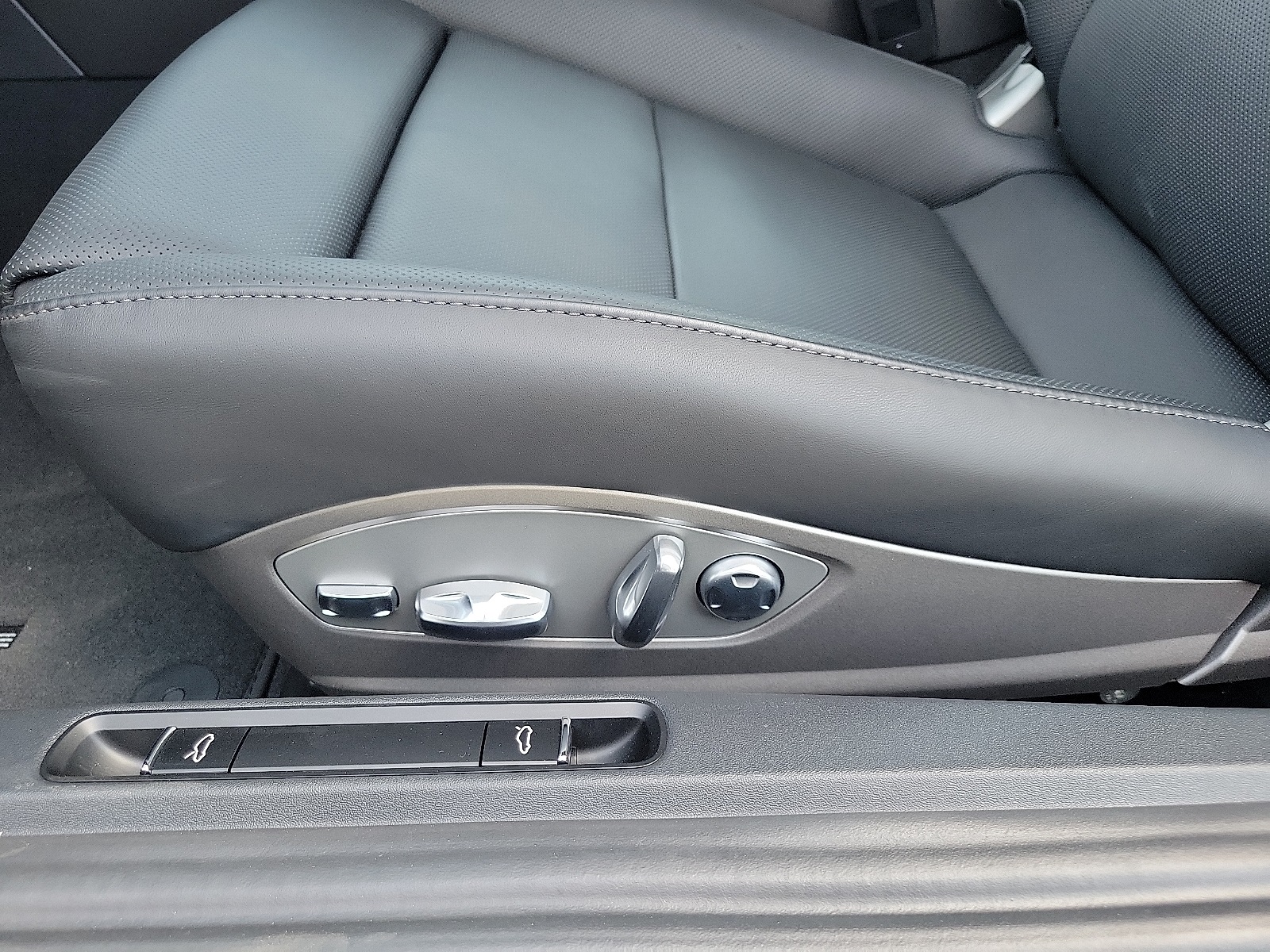 2025 Porsche Cayman S photo 26