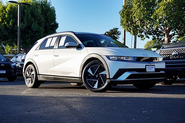 Used 2025 White Hyundai SEL image 1