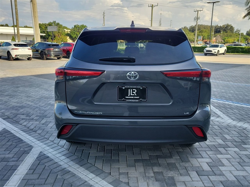 2022 Toyota Highlander LE photo 4