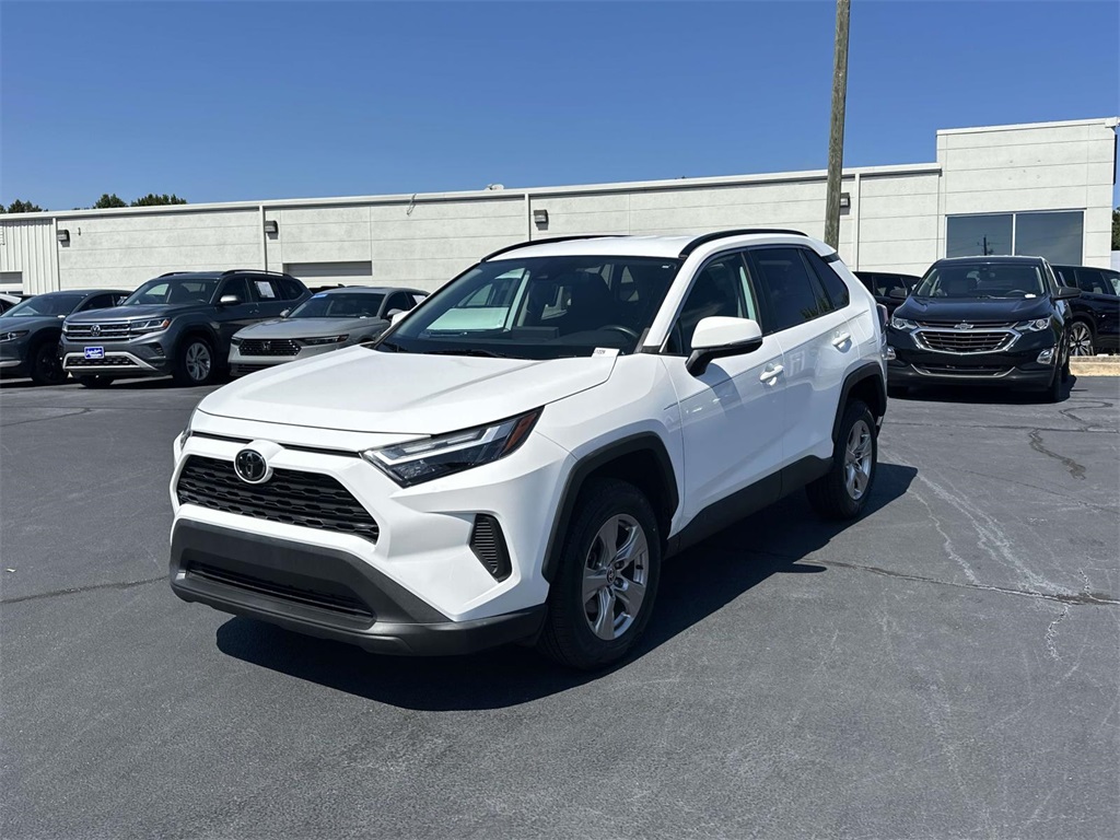 2022 Toyota RAV4 XLE photo 3