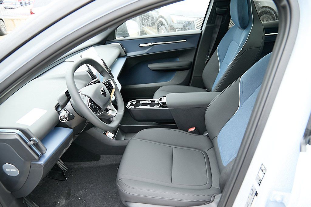 2026 VOLVO EX30 CC - Image 13