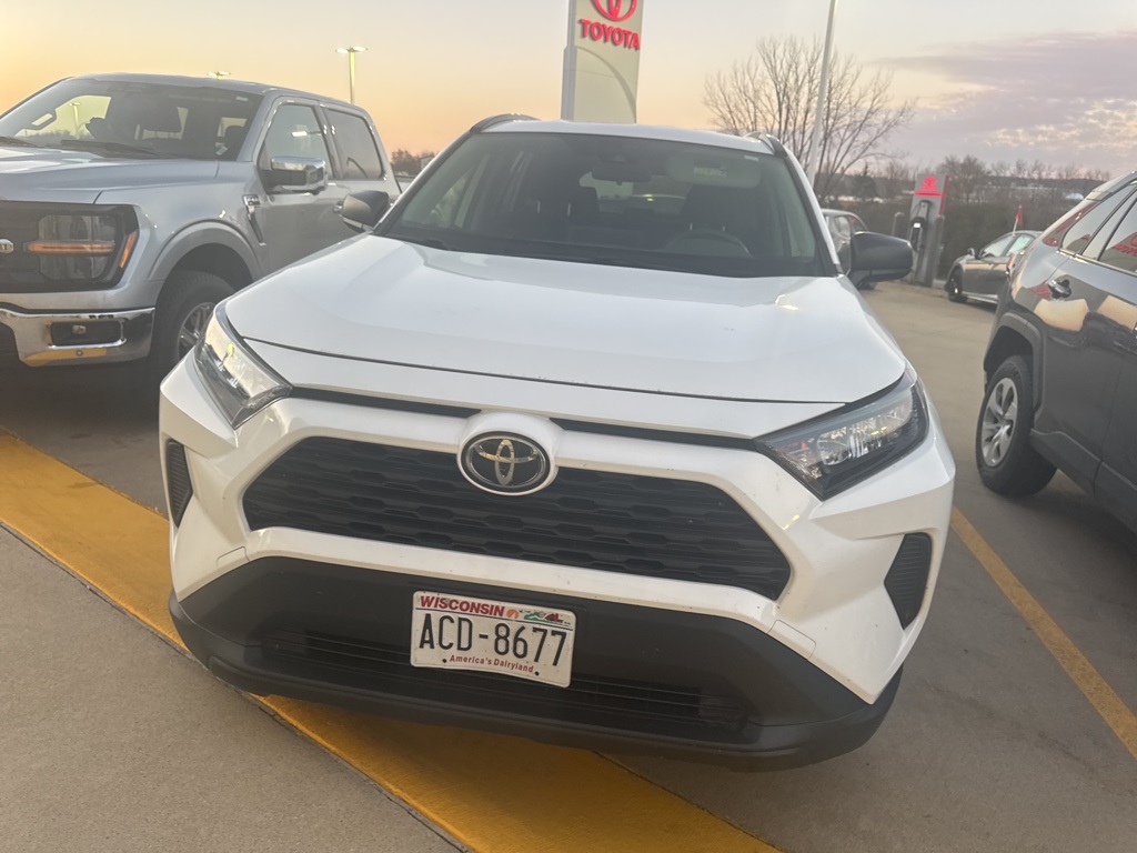 2019 Toyota RAV4 LE photo 3