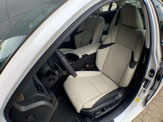 2025 Lexus ES 300h Ultra Luxury photo 11