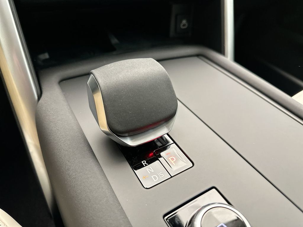 2025 Land Rover Discovery SE photo 12