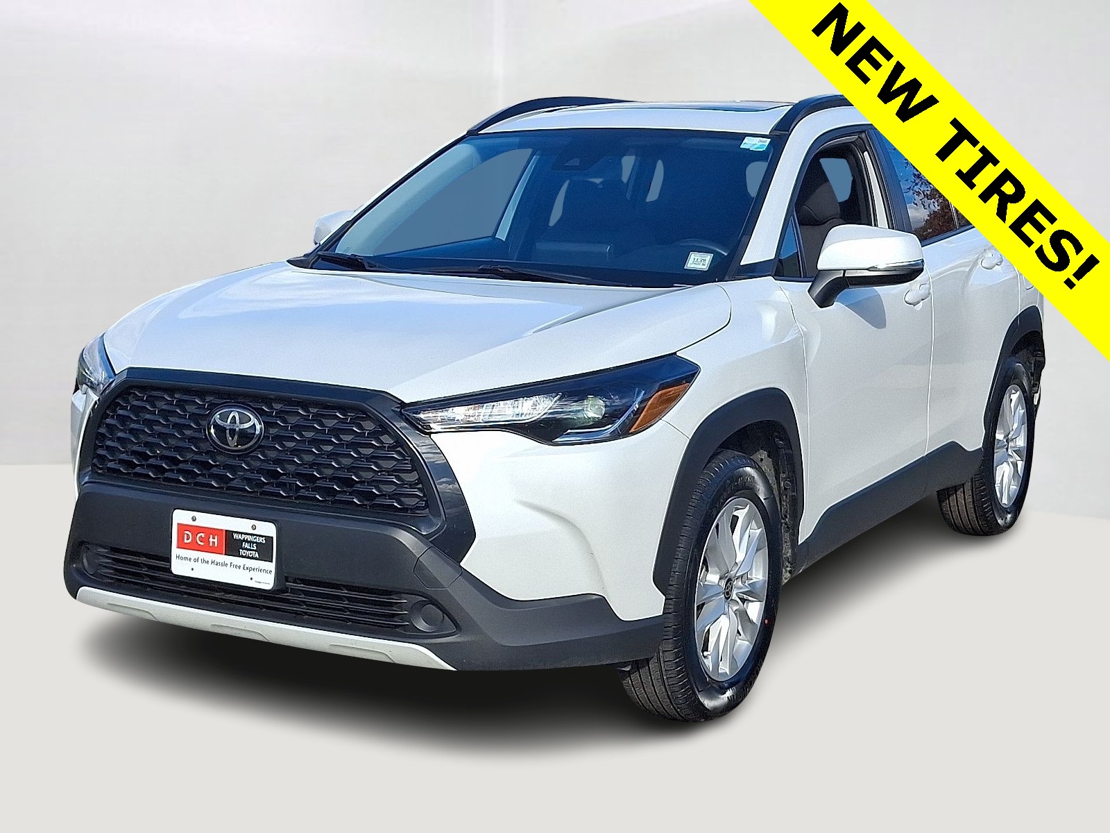 2022 Toyota Corolla Cross LE's photo