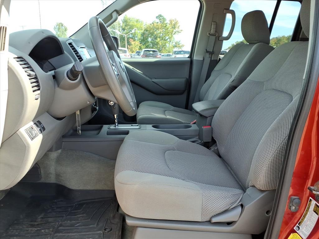 2014 Nissan Frontier SV photo 3