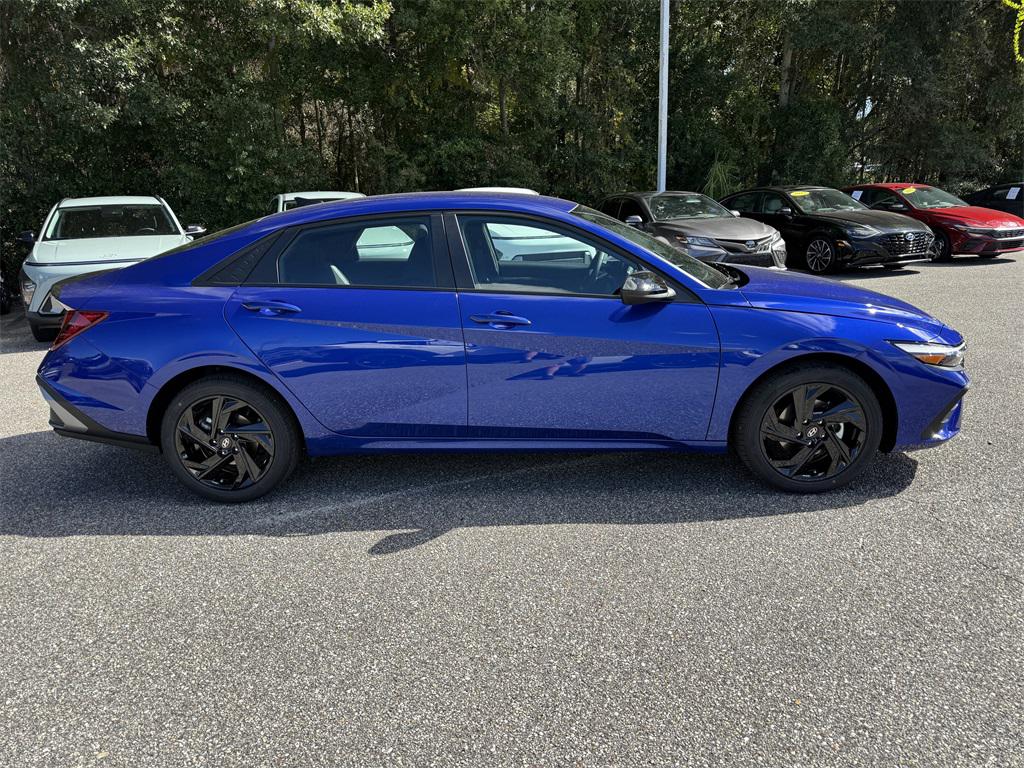 2026 Hyundai Elantra SEL Sport photo 2