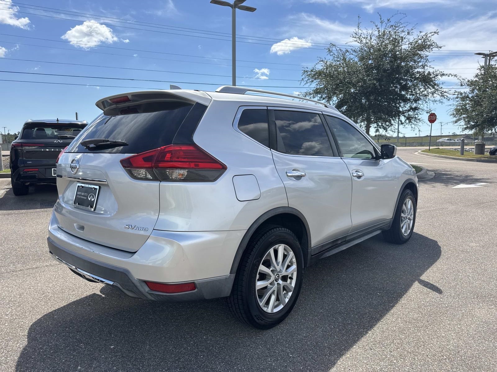 2017 Nissan Rogue SV photo 4