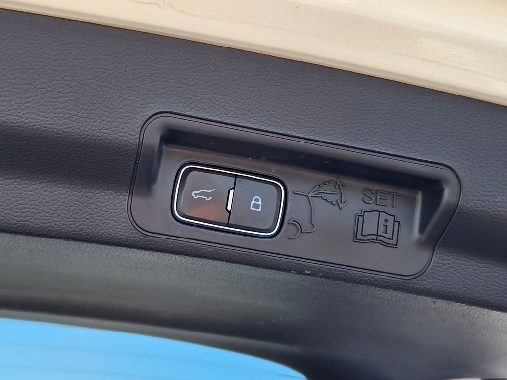2023 Ford Explorer XLT photo 14