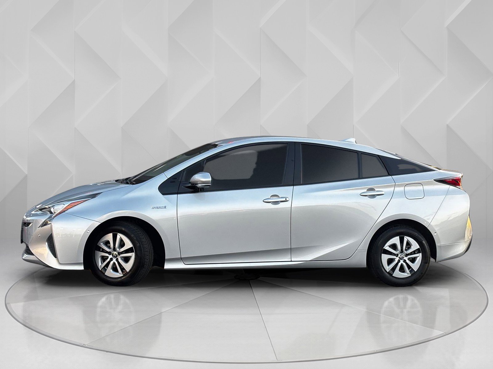 2018 Toyota Prius Three photo 2