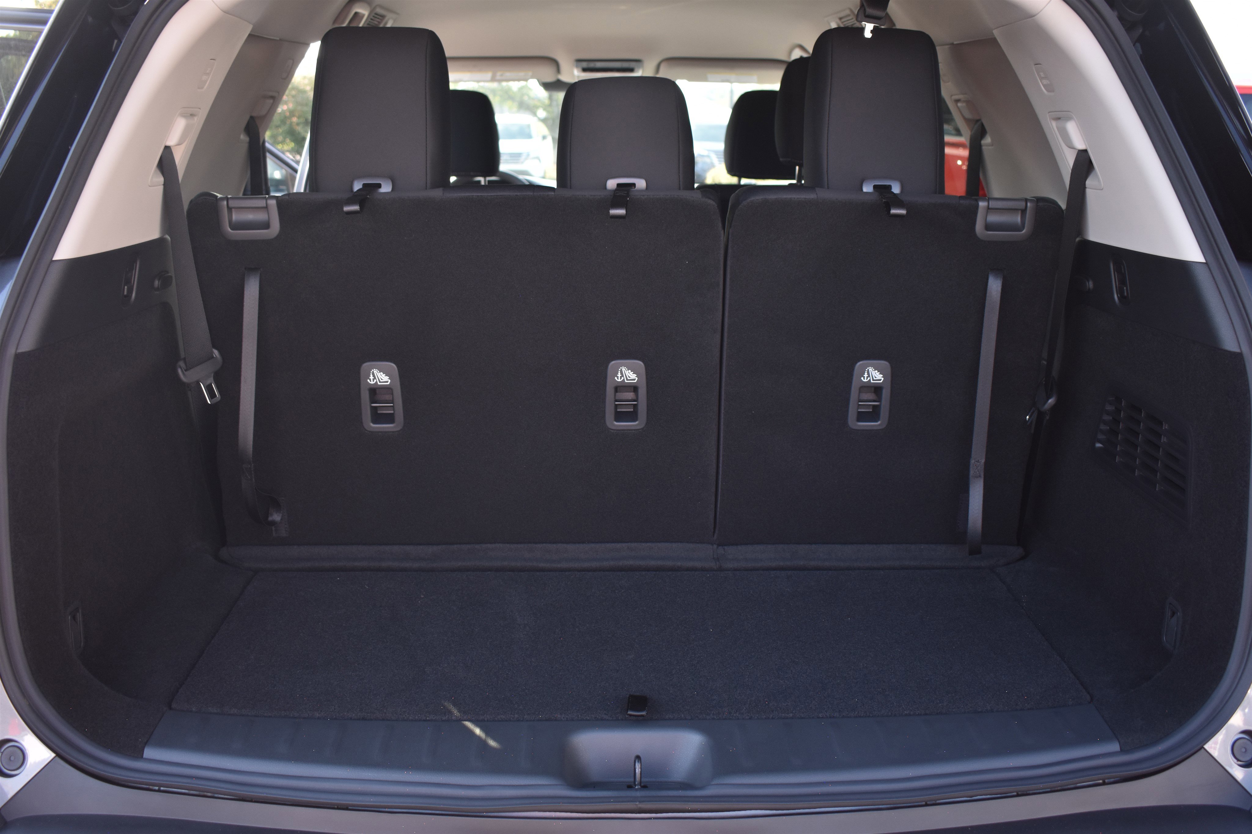 2025 Nissan Pathfinder SV photo 2