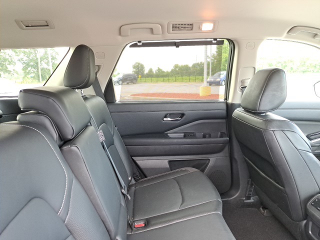 2022 Nissan Pathfinder SL photo 4