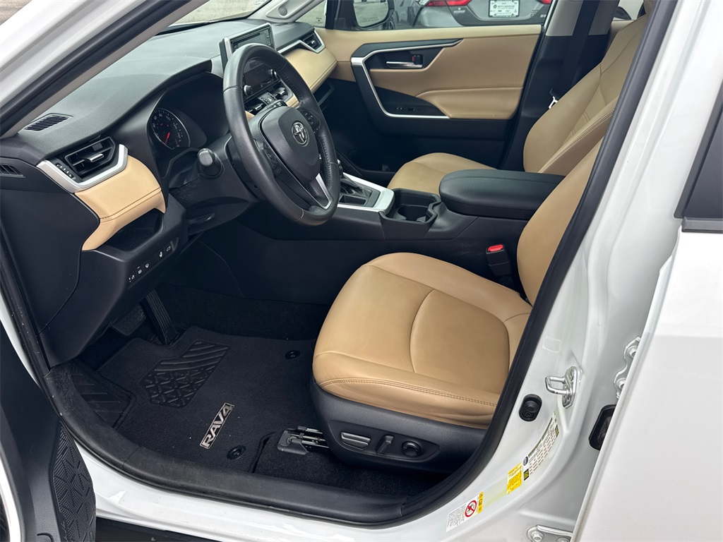 2019 Toyota RAV4 XLE Premium photo 9