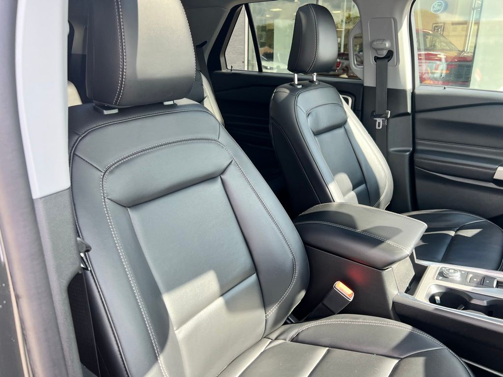 2023 Ford Explorer XLT photo 32
