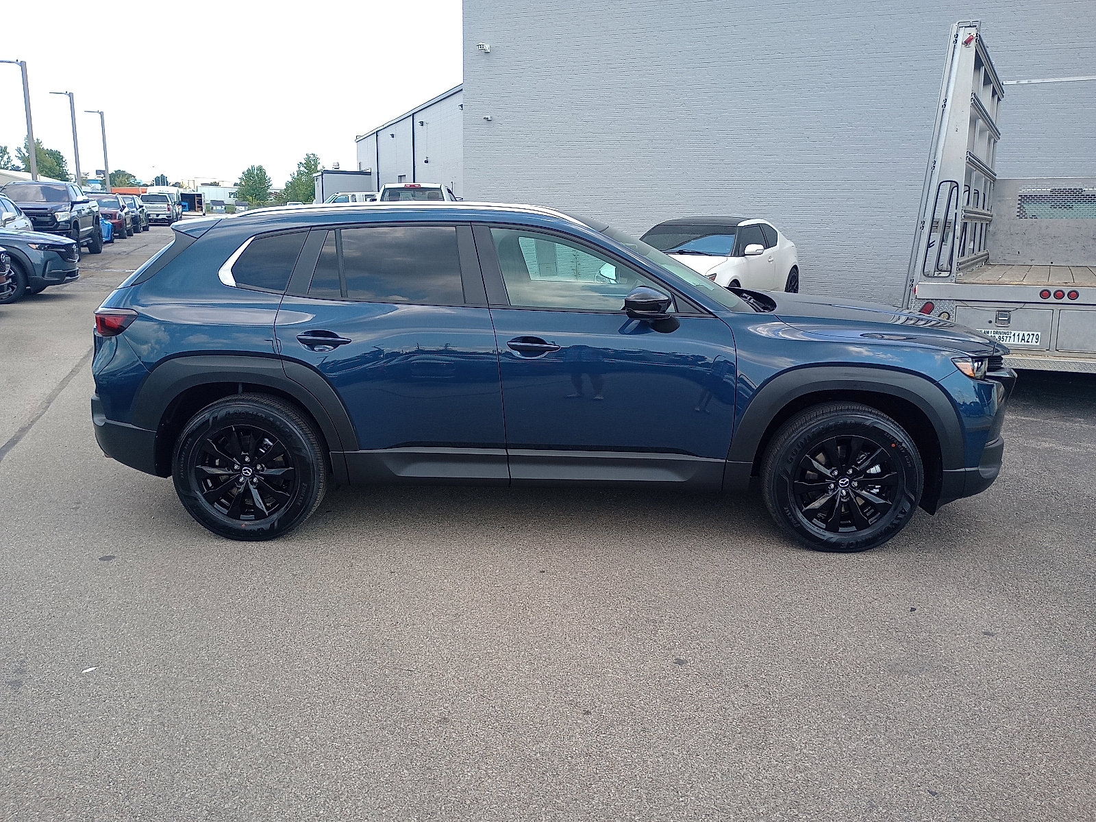 2025 Mazda CX-50 2.5 S Preferred photo 2