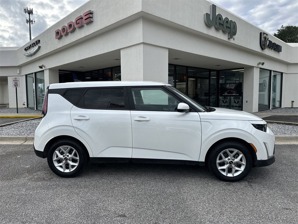 2023 Kia Soul LX photo 2
