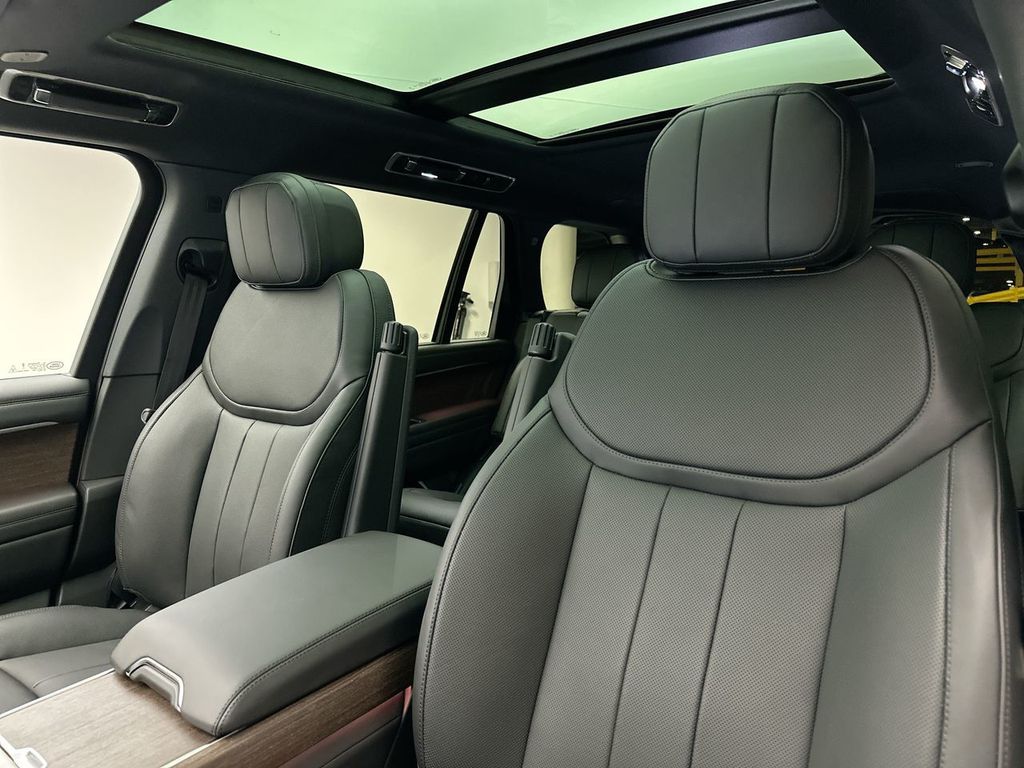 2025 Land Rover Range Rover SE photo 8