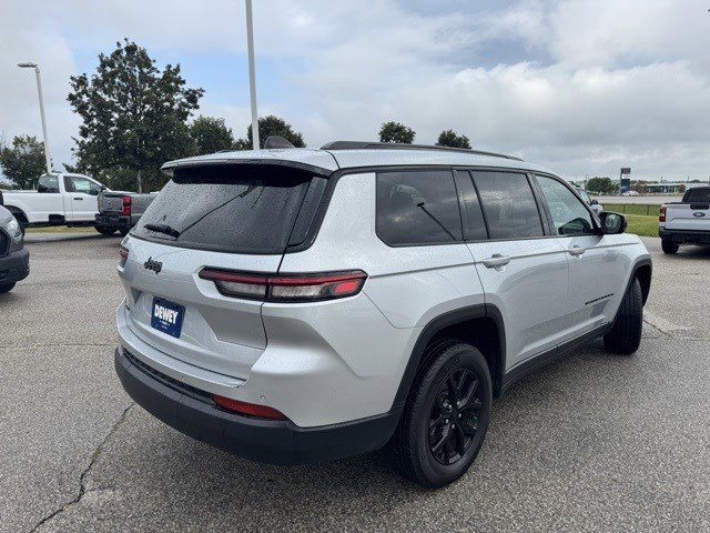 2024 Jeep Grand Cherokee Altitude photo 2