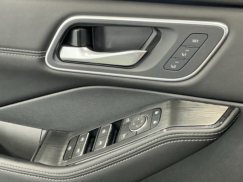 2024 Nissan Rogue Platinum photo 18