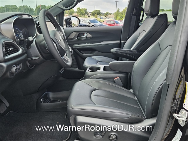 2025 Chrysler Pacifica photo 2