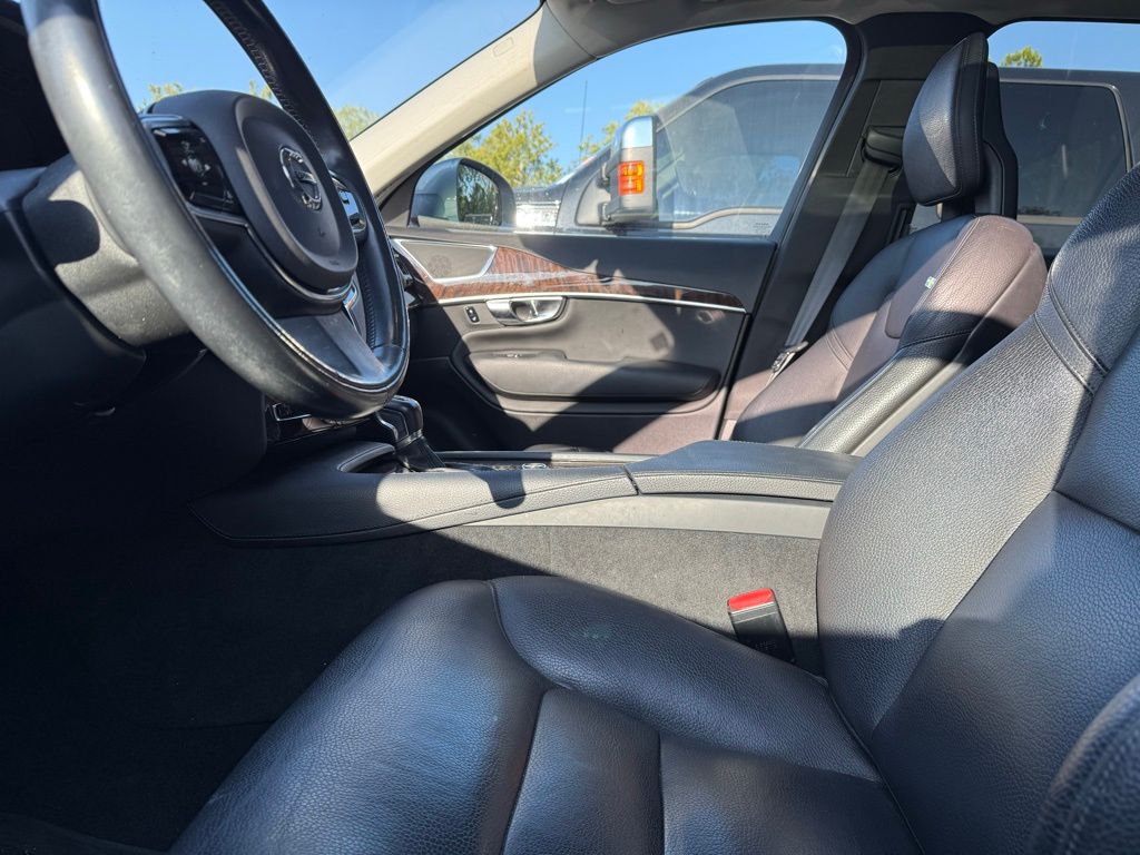 2016 Volvo XC90 T6 Momentum photo 7