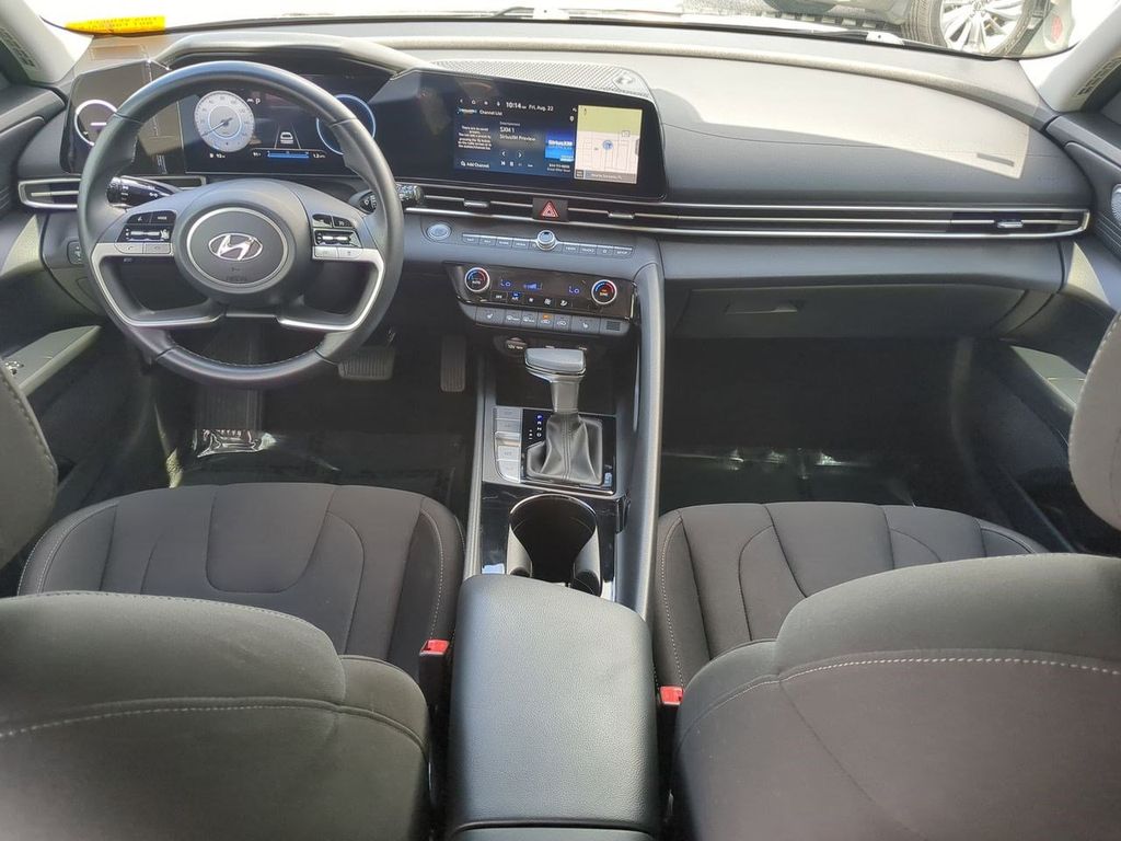 2023 Hyundai Elantra SEL photo 13