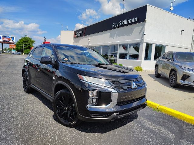 2025 Mitsubishi Outlander Sport LE's photo