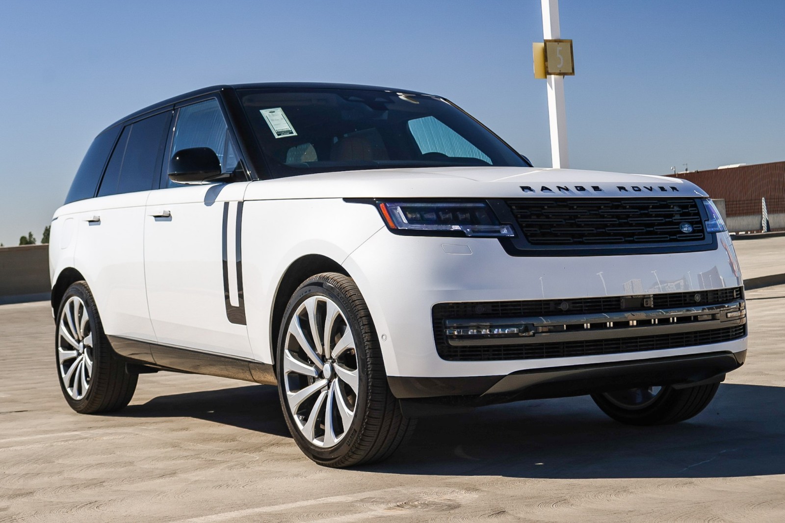2025 Land Rover Range Rover SE photo 3